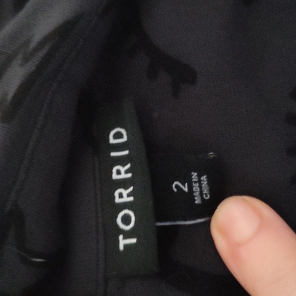 Torrid button up cropped shirt skulls Stars eyes and lightning bolts size 2 - Picture 3 of 6